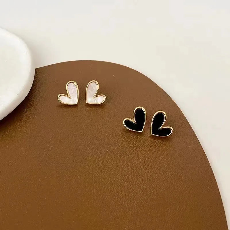 Delicate heart-shaped stud earrings – vintage-inspired design