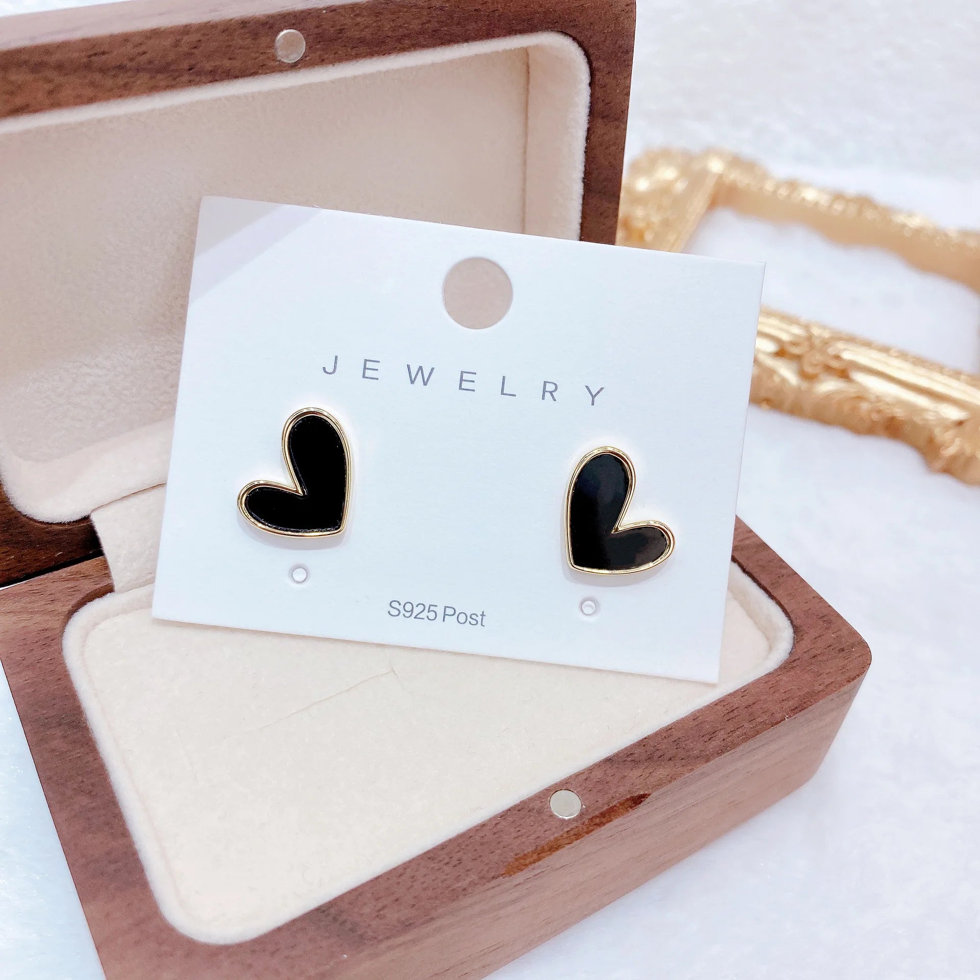 Delicate heart-shaped stud earrings – vintage-inspired design