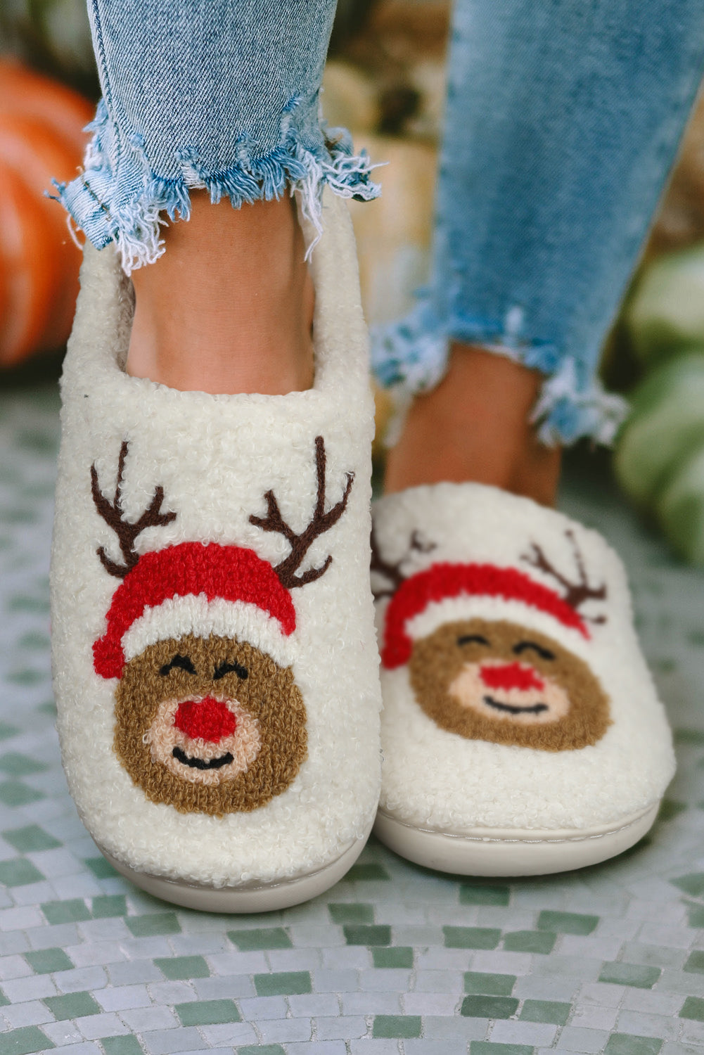 Women’s white plush slippers with Christmas deer design – cozy winter indoor shoes