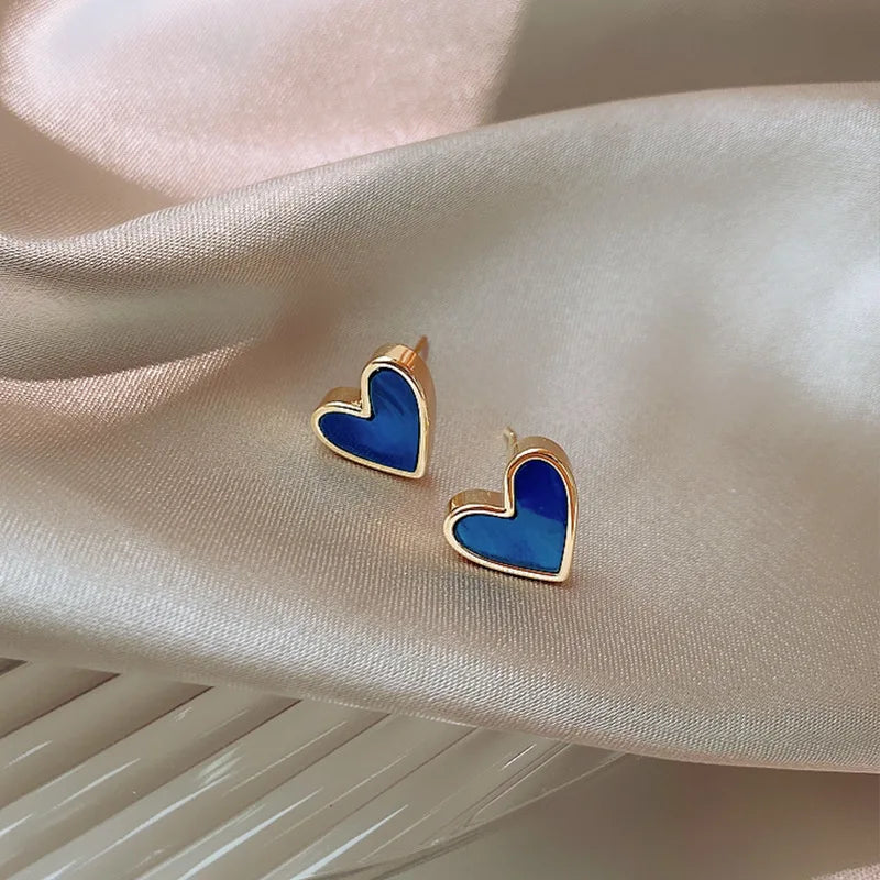 Delicate heart-shaped stud earrings – vintage-inspired design